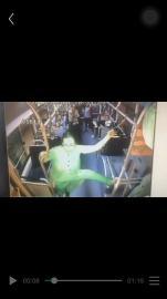 济南一大妈公交车上跳钢管舞 见司机报警后离去-雉水网