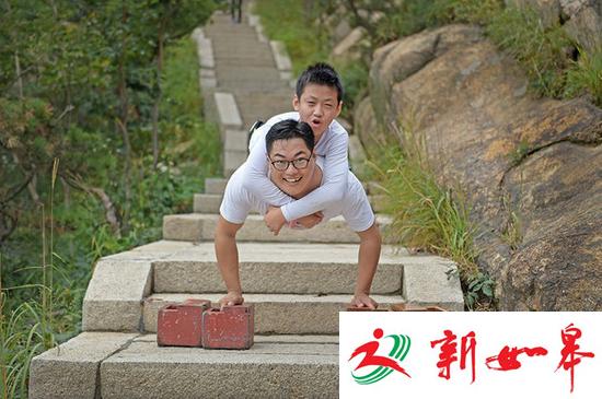 太励志! 11岁无腿少年与偶像一起用手登山-雉水网