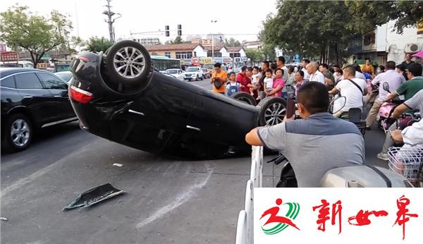 司机操作失误 轿车撞车后翻车-雉水网