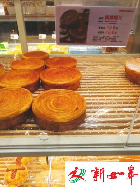 “裸”卖的面包上竟叮着苍蝇 这家好利来卫生吗?-雉水网