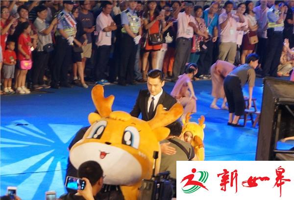 上海旅游节花车巡演 形象大使胡歌亮相-雉水网