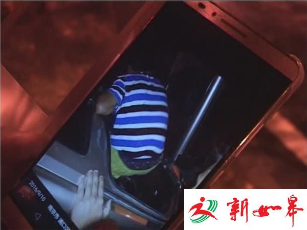 紧急避让渣土车不及 面包车连撞7节护栏后翻车-雉水网