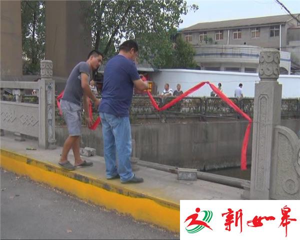 桥栏杆被撞断以后 ：司机逃逸 热心人动手防隐患-雉水网