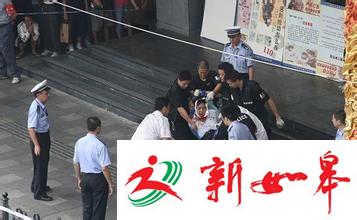 四川一男子疑精神异常持刀划伤沿路数名路人-雉水网