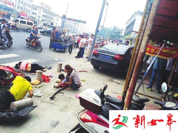 苏州一轿车冲向人群撞倒6人 致1死2伤-雉水网
