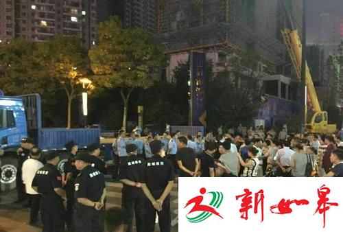 为阻止拆除广告大屏 近百名保安与城管上演对峙“大戏”-雉水网