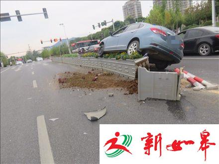 “新手”上路 驾过检车撞上花坛-雉水网