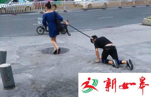小伙脖子拴绳被女子牵着当街爬行 被称是狗-雉水网