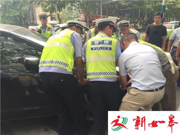 小车“吃掉”水泥球 交警、市民合力帮解围-雉水网
