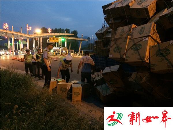 340箱尿不湿货车上倾斜欲坍塌 民警花两小时整理消除隐患-雉水网