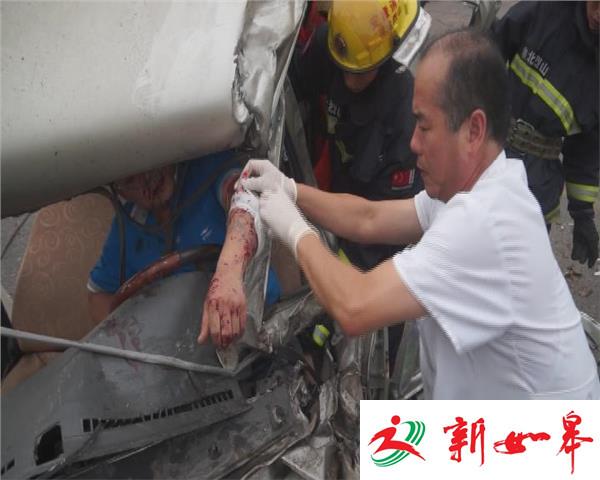 安徽司机低头玩手机 面包车撞上大货车-雉水网