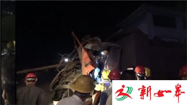 高邮铲车撞扁工程车头 消防救出一人-雉水网