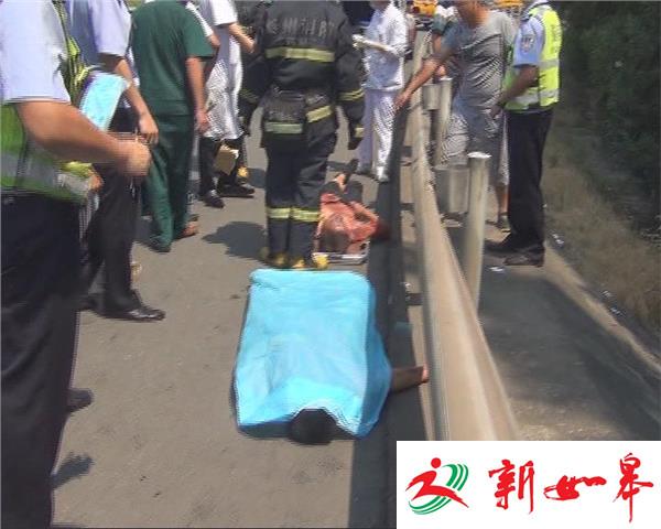 泰州高速路口货车翻车致一死一伤-雉水网