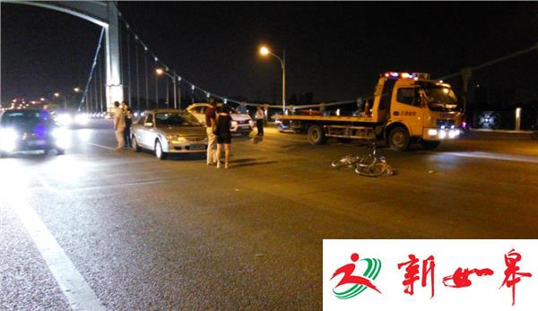 骑车人横穿马路被撞殃及两车急刹追尾(视频)-雉水网