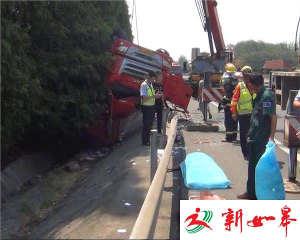 货车高速侧翻 致一死一伤-雉水网