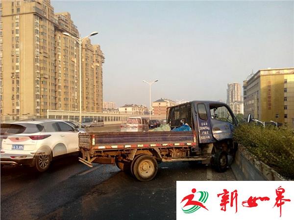 小货车为避让大客车 撞上高架护栏-雉水网