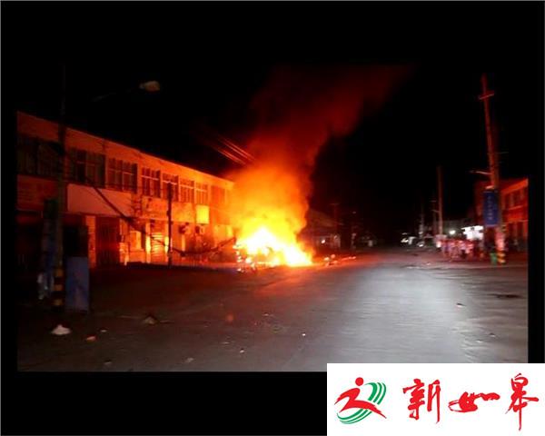 深夜废品堆起火威胁民居 消防紧急救险-雉水网