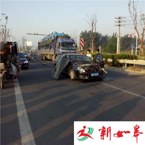 瞬间撞车  吓“傻”女司机-雉水网