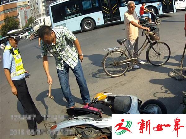 男子骑无牌摩托被查 竟然当街抡锤砸车-雉水网