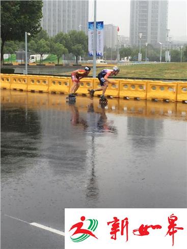 雨中轮滑比赛体现奥林匹克精神-雉水网