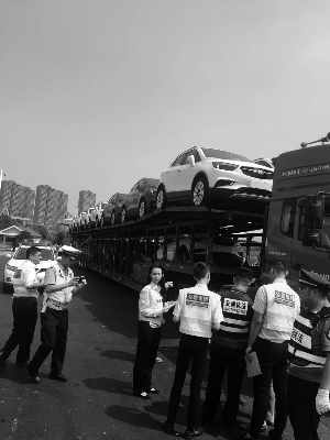 “巨无霸”违禁上路 南京交警90分钟拦下7辆-雉水网