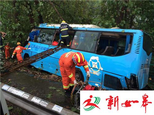 安徽赴扬州载18人大巴车侧翻 已致2人死亡-雉水网