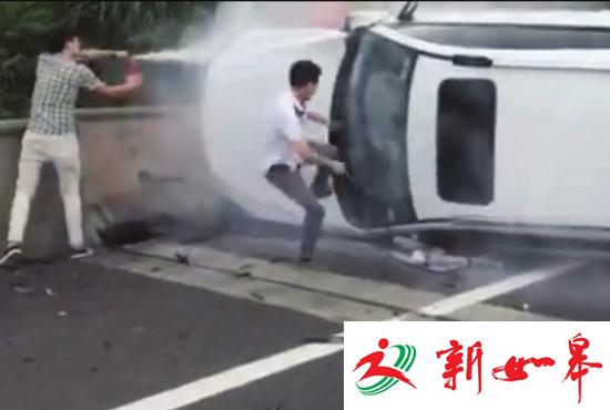轿车高速侧翻众人砸窗救人 刚把人救出汽车就爆炸-雉水网