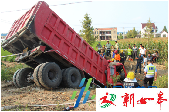 大货车栽进沟里驾驶员被困 边防官兵成功营救被困驾驶员-雉水网