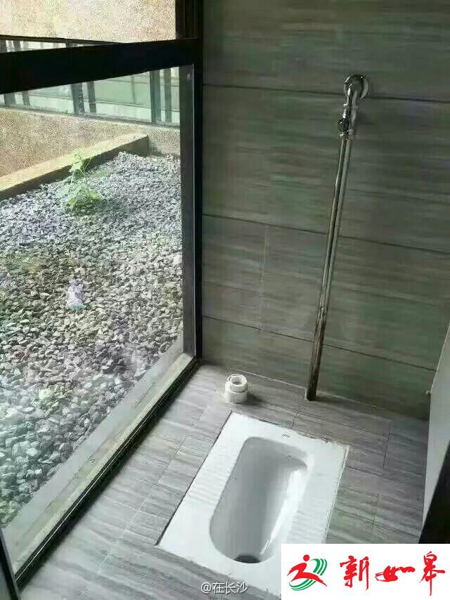 高校卫生间是玻璃墙 网友:静观其便-雉水网
