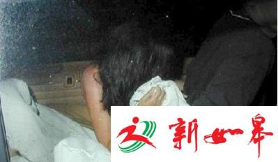 女子与情人路边车内亲密 丈夫为捉奸苦蹲4小时-雉水网