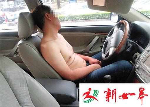 醉酒司机睡着撞车仍不醒 交警无奈连人带车同吊走-雉水网