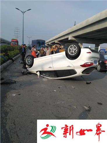 轿车撞三轮车两败俱伤-雉水网