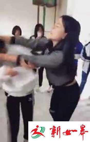 云南一女生被同学轮番殴打 4分钟被扇20余耳光-雉水网