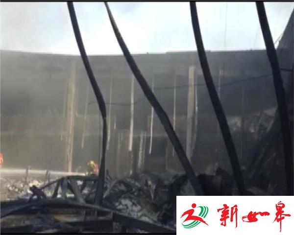 化工厂房突起大火 消防官兵苦战7小时排险-雉水网