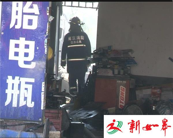 汽修厂突然失火 浓烟冒出几十米-雉水网