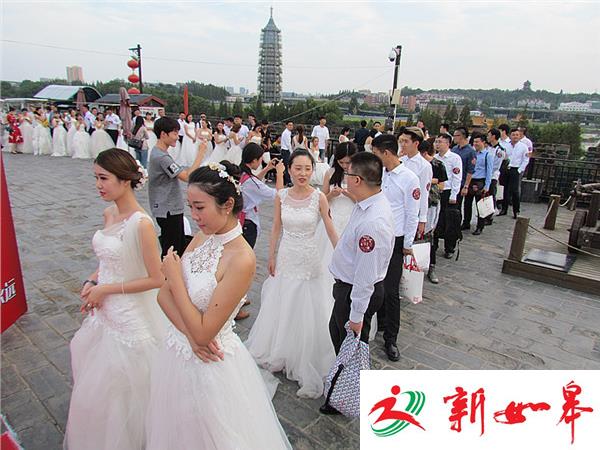65对新人中华门城堡举行婚礼 庆南京明城墙650岁生日-雉水网