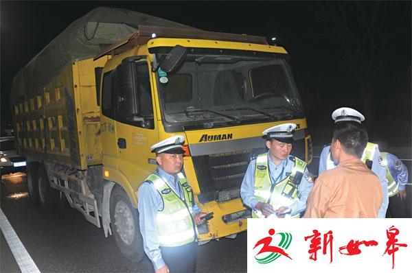 “巨无霸”渣土车超载3倍多 民警也吓了一跳直呼“少见”-雉水网