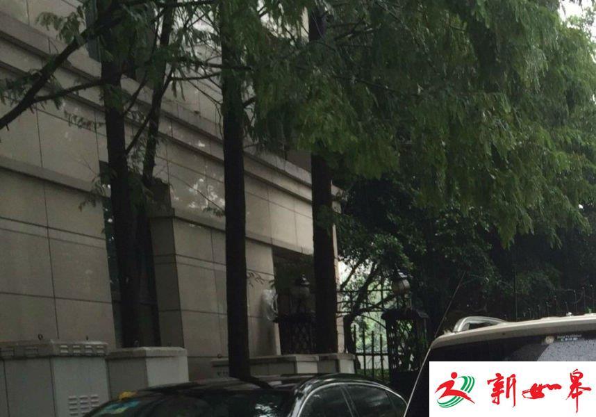 女司机挡生命通道 诅咒患者“早点死”-雉水网