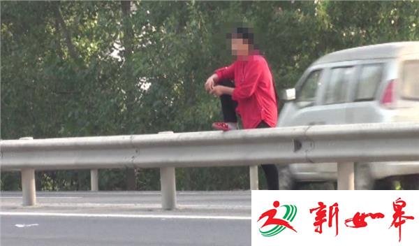 妇女疯狂翻越205国道护栏安全令人忧（视频）-雉水网