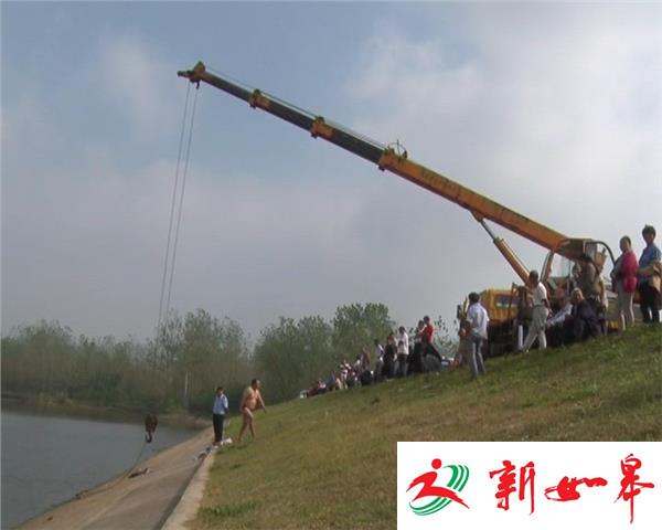 生死关头：他砸开车窗助女子逃生-雉水网