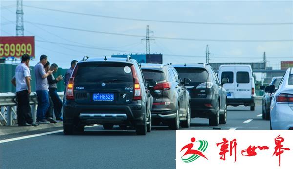 回家急赶路沪宁高速一轿车四脚朝天-雉水网