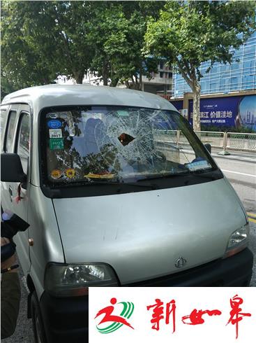 钢管从天而降 直奔车辆驾驶室-雉水网