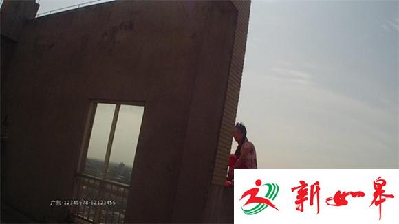 为争孩子抚养权 女子情绪失控爬上楼顶-雉水网