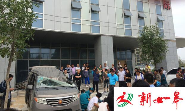 男子从20楼坠落 砸死楼下停车司机-雉水网