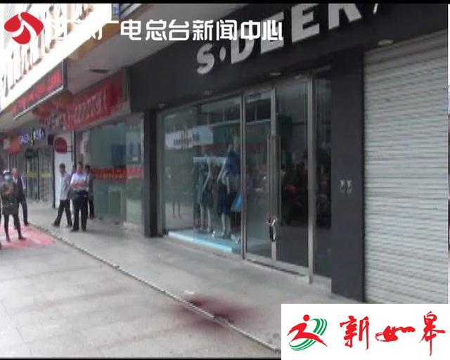 广告牌中不断渗落鲜血 消防员抬出死因不明男子-雉水网