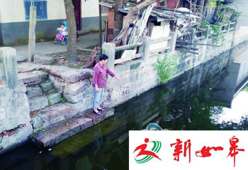 7旬老太滑落河中 民警下河救她手机却被水泡坏-雉水网