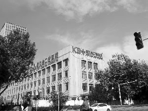 南京康贝佳口腔医院楼顶广告牌后藏1300㎡违建-雉水网