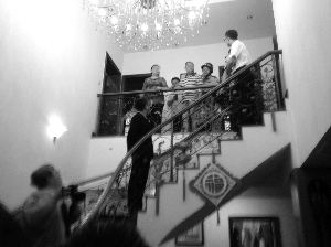 扬州法院清晨别墅门口抓老赖 三兄弟欠债两亿-雉水网