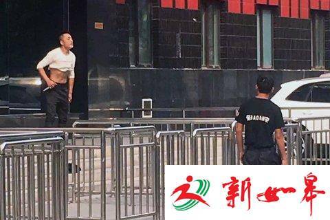 北京朝阳1名男子持刀抢劫划伤6名保安-雉水网