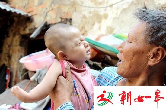 婴儿身患残疾手脚反向生长 老人拾荒抚养-雉水网